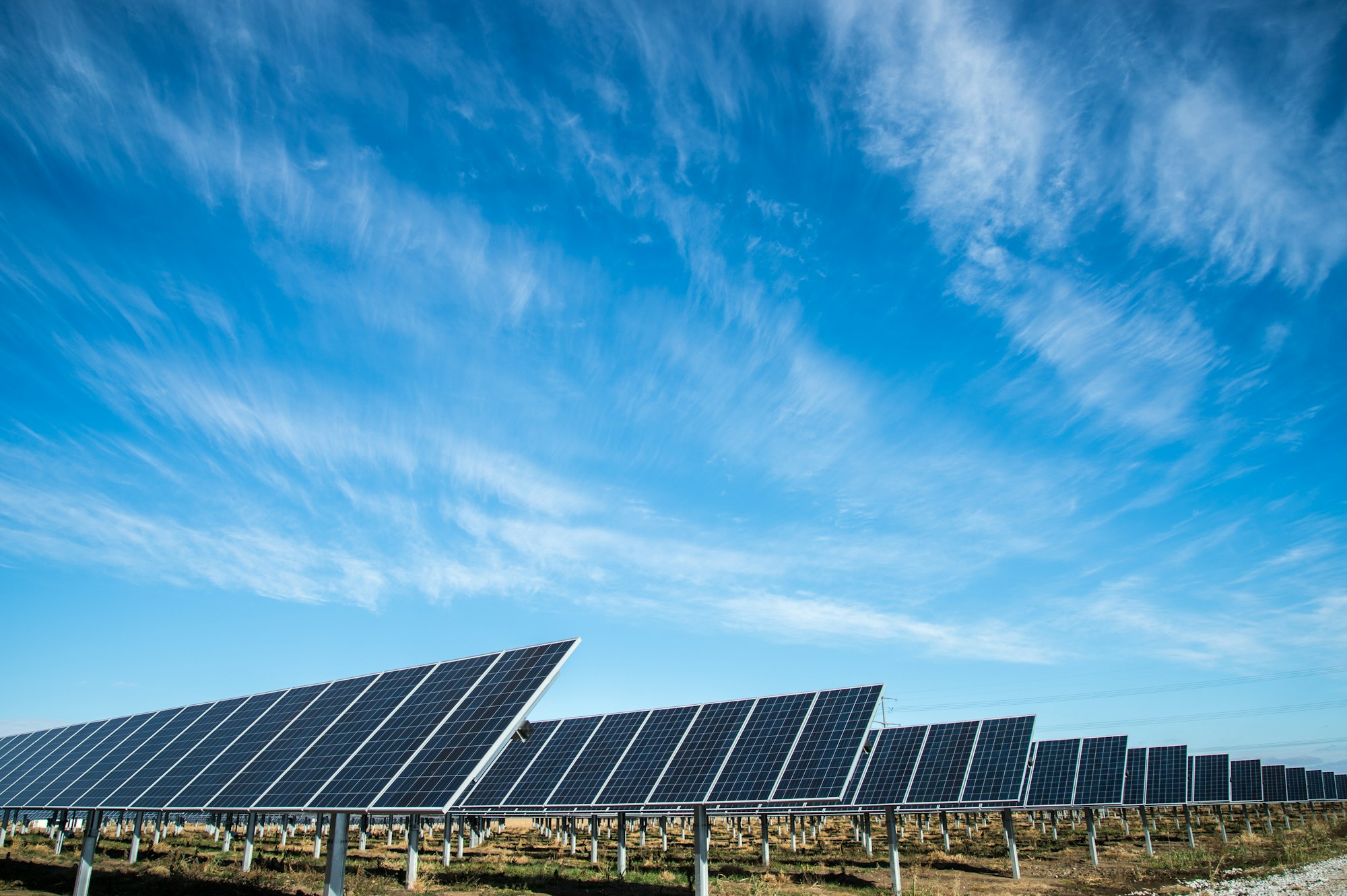 Instalación fotovoltaica bajo la luz del sol